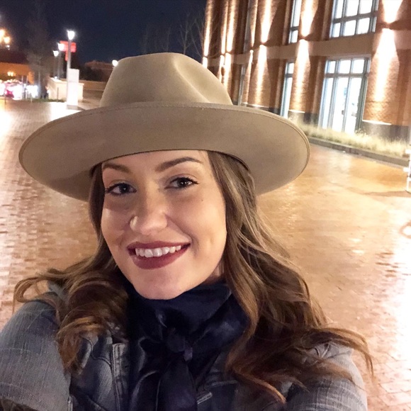 Meet your Posher, Kaye - Picture 1 of 1